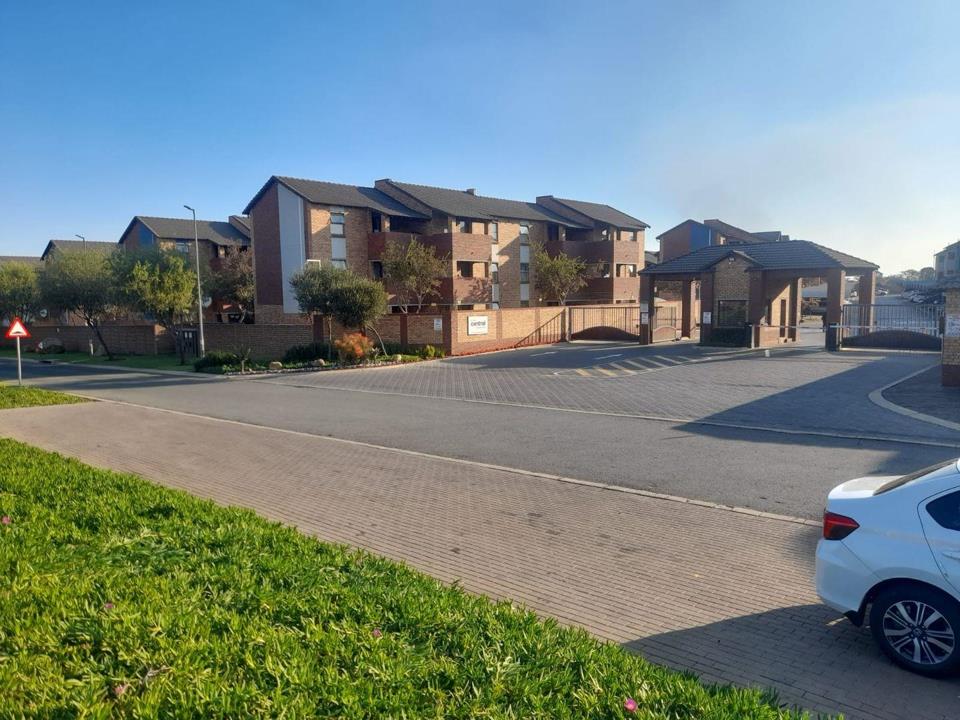 2 Bedroom Apartment / flat for sale in Kibler Park - 713 Route 82 Security Complex, 1 Tomboti Street - Johannesburg