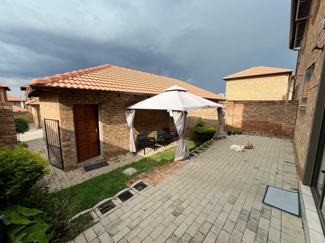3 Bedroom Townhouse for sale in Kosmosdal - P24-117245515