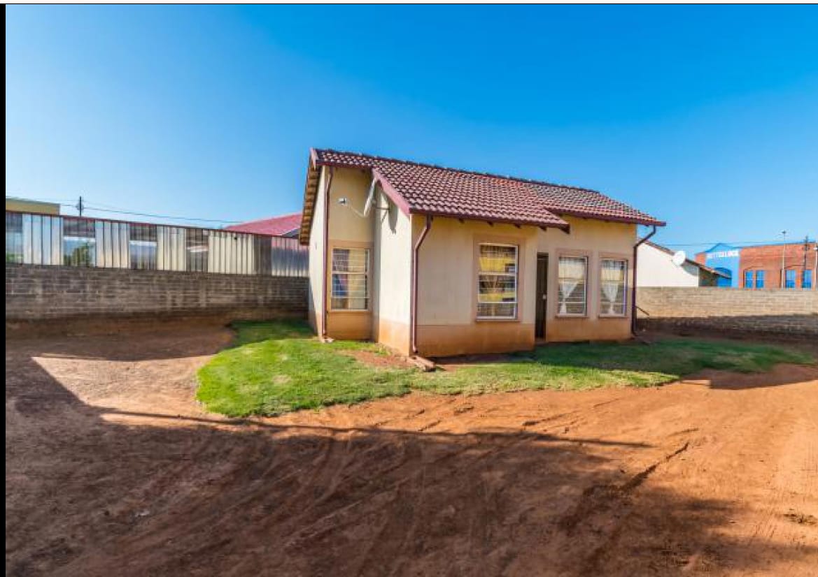 2 Bedroom House for sale in Randfontein Central - P24-117245896