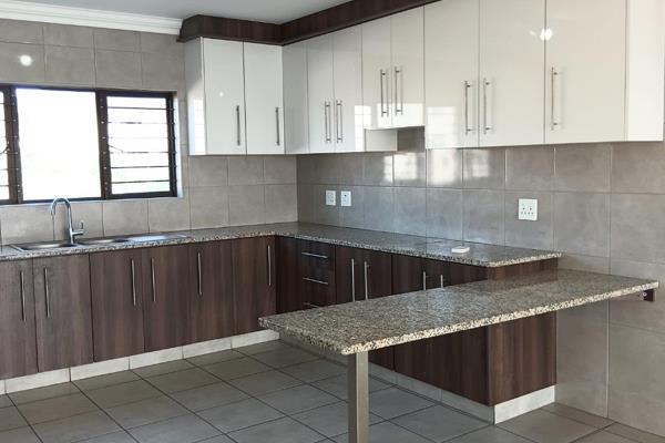Executive 3 bedroom apartment suitable  for business class
. all bedrooms with built-in cupboards
. main bedroom with en-suite 
. ...