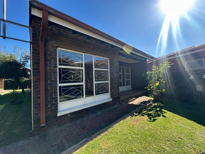 2 Bedroom Townhouse for sale in Three Rivers - P24-117246446