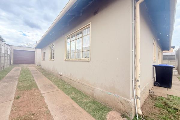 Spacious 3 bedroom house up for Sale in Vanderbijlpark CW6. This property offers large living spaces with an easy open plan flow. At ...