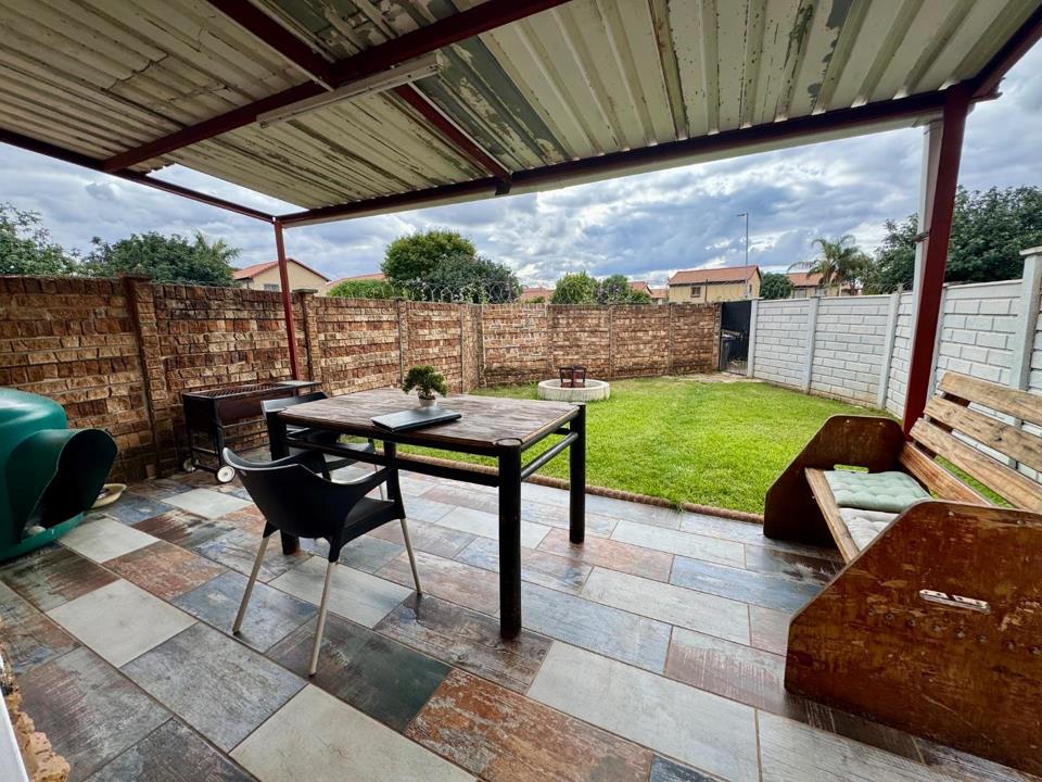 2 Bedroom Townhouse for sale in Annlin - Matlabas Avenue - P24-117246794
