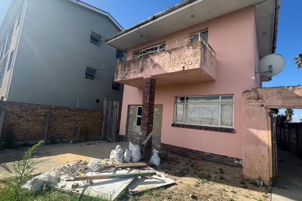 Five  Separate Rooms - Newly renovated 

Available in a house to share with communal bathrooms and communal kitchen. 

To arrange a ...