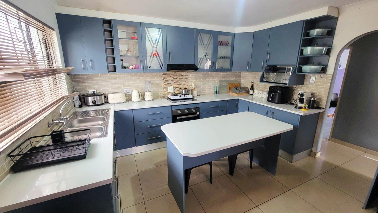 Listing number: P24-117247872, Image number: 1, KITCHEN