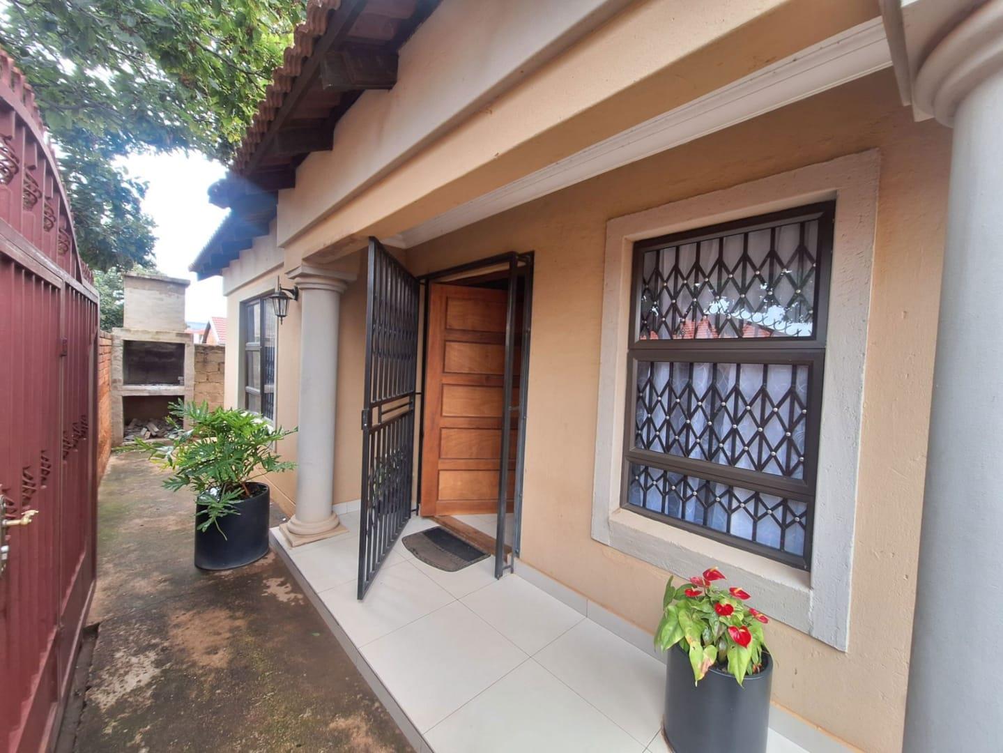 5 Bedroom House for sale in Mahube Valley - 57 Ukubongwa Crescent - P24 ...
