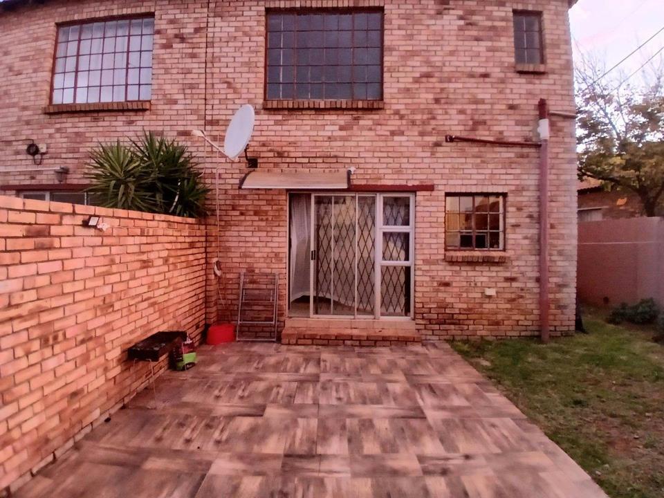 Chic Eike Park flat with open plan living in Eike Park, Randfontein