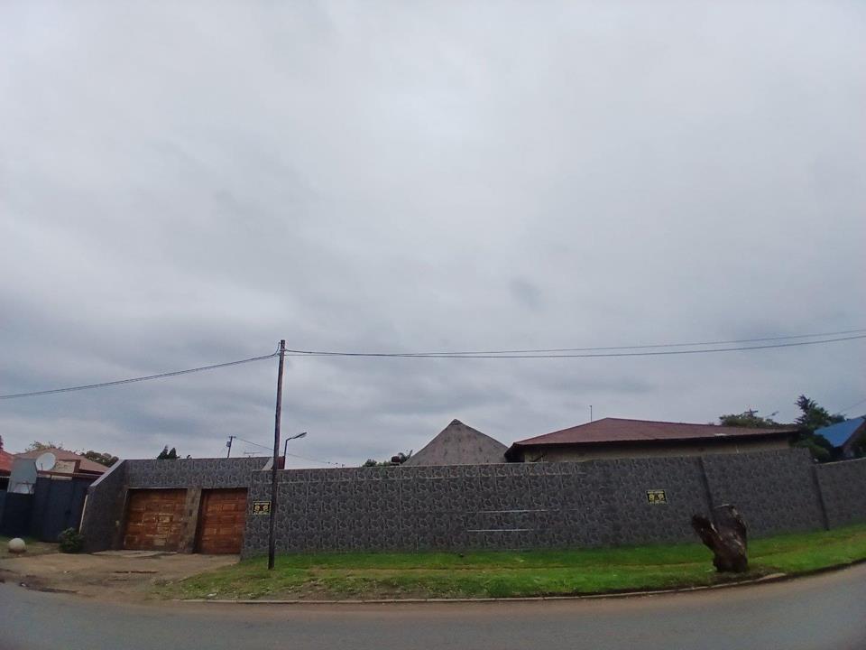 Stylish Family home with Lapa and Braai in Randgate, Randfontein