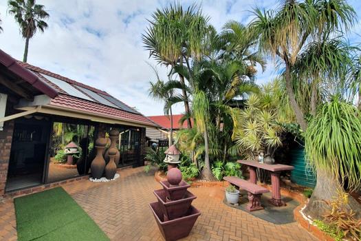 4 Bedroom House for sale in Dorandia