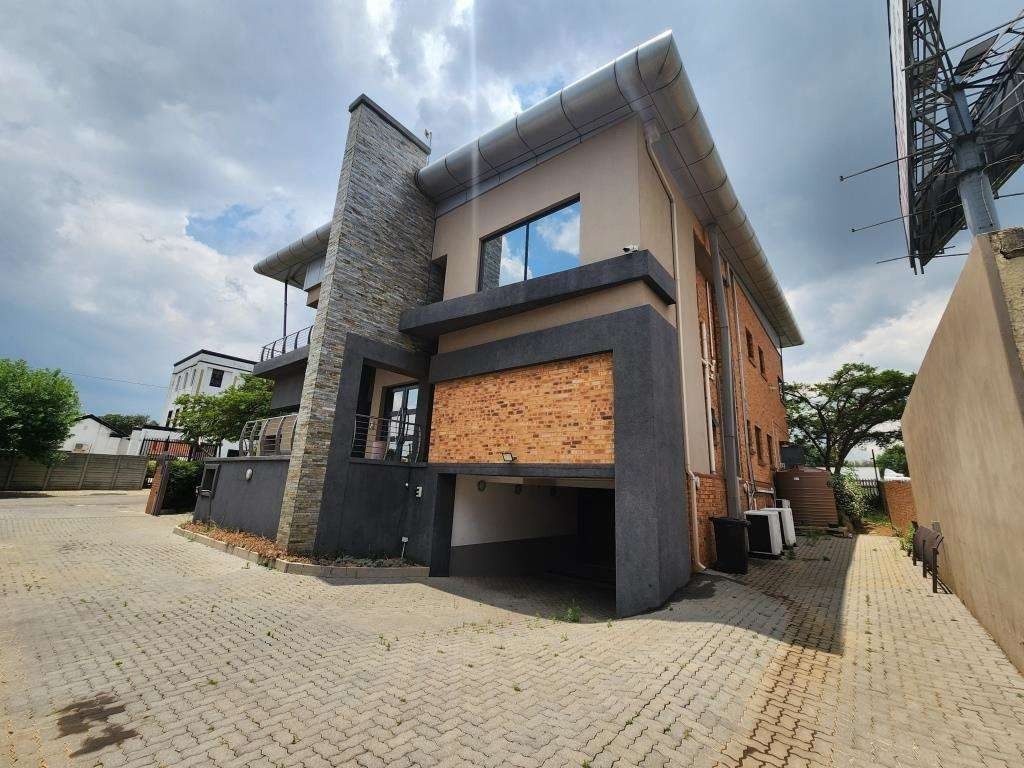Commercial property for sale in Rhodesfield - P24-117252370