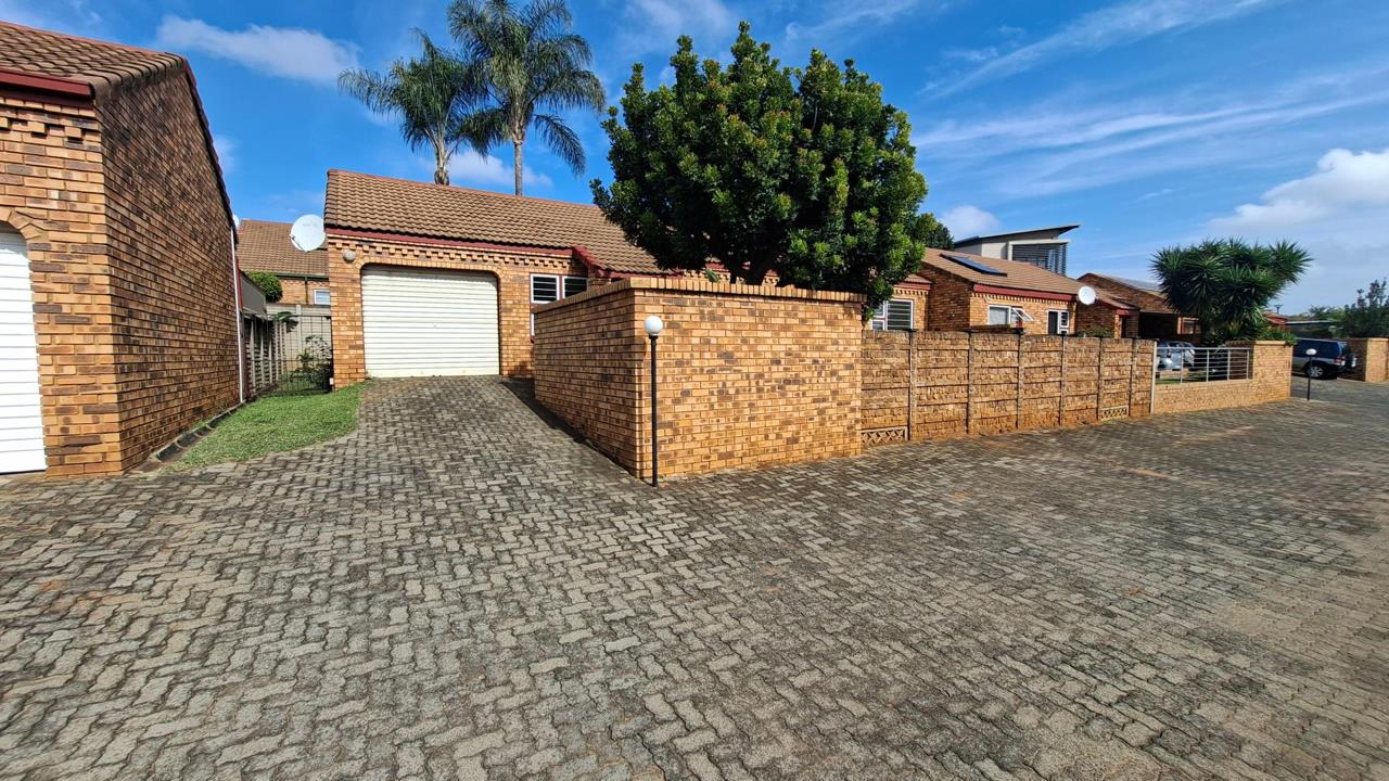 3 Bedroom Townhouse to rent in Wapadrand - P24-117254789