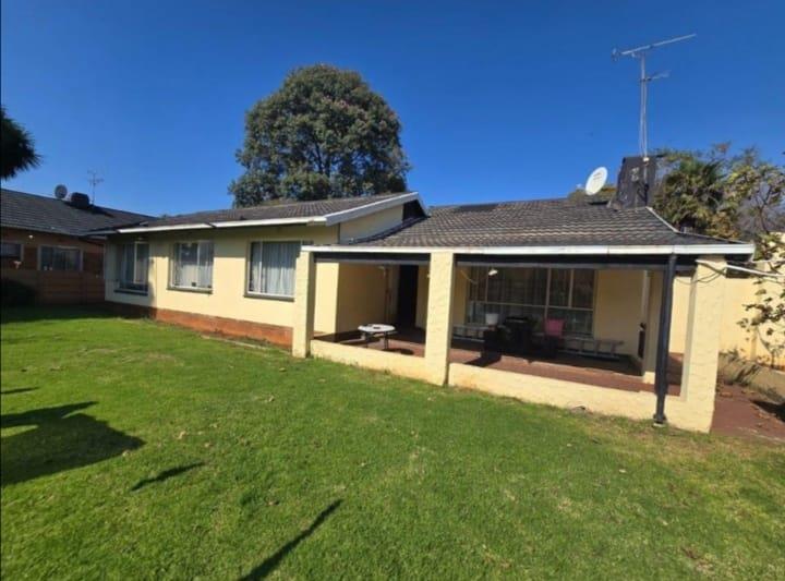 3 Bedroom House for sale in Rhodesfield - P24-117255415