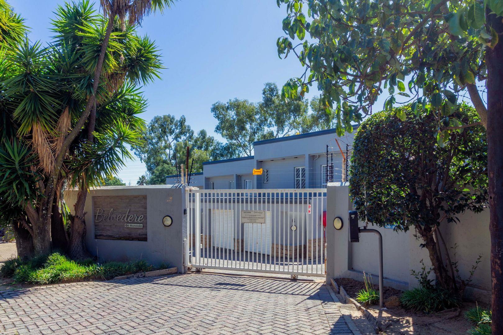 2 Bedroom Townhouse for sale in Radiokop - P24-116913047