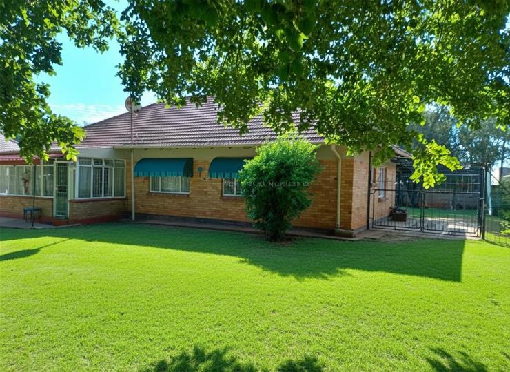 3 Bedroom House for sale in Stilfontein Ext 4 - P24-116367519