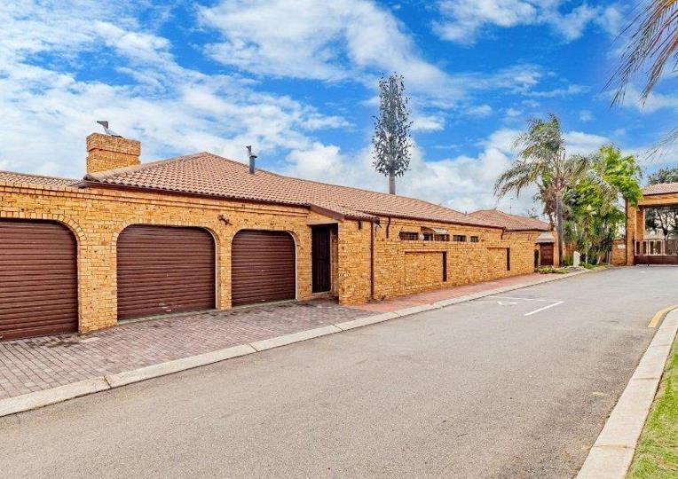 3 Bedroom House for sale in North Riding - P24-117257436