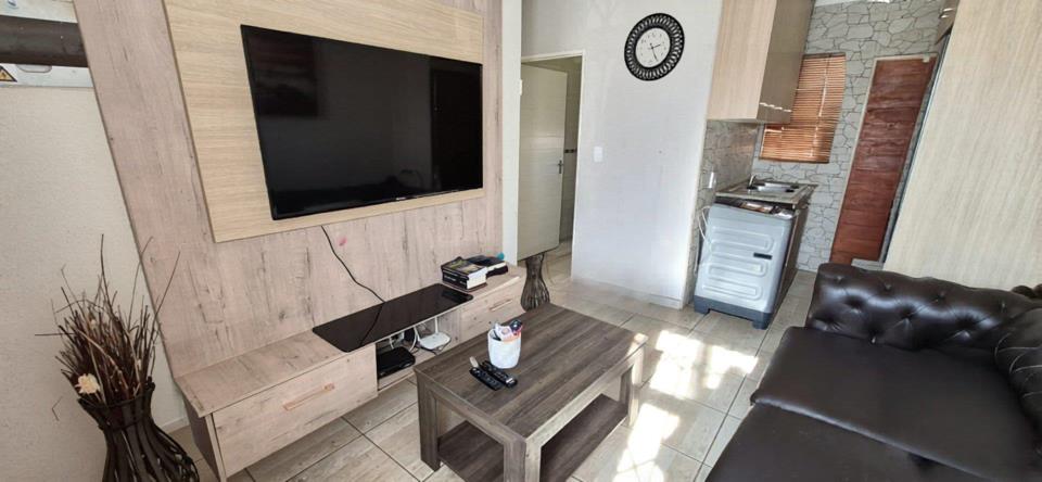 2 Bedroom House for sale in Modderbee - P24-117259194