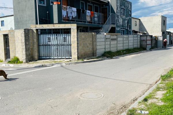 Cash Buyers Rise Up!

Here is a building of 6 Bachelor Units in Marcus Garvey, Philippi

Generating a monthly income of R 15 ...