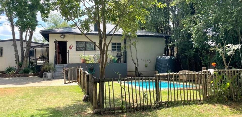3 Bedroom House for sale in Rothdene - P24-117261430