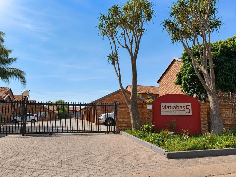 2 Bedroom Townhouse for sale in Annlin - 298 Matlabas Avenue - P24 ...
