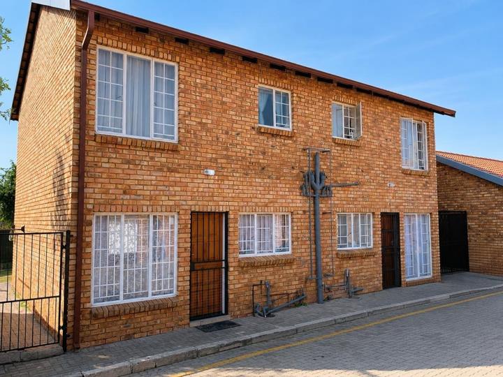 2 Bedroom Townhouse for sale in Annlin - 298 Matlabas Avenue - P24 ...