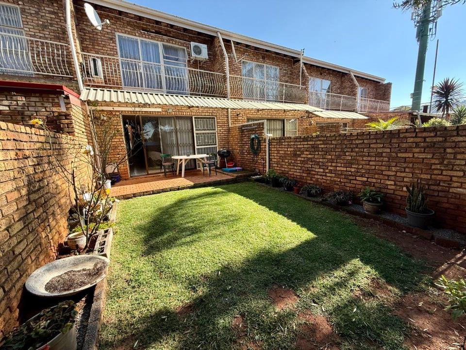 2 Bedroom Townhouse for sale in Wilro Park - 29 Wilro Gardens, 35 Kosmos Avenue - Roodepoort
