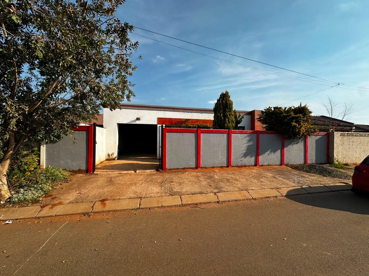 4-bedroom-house-for-sale-in-protea-glen-20-prune-street-p24-115730205