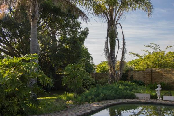 MARIETTE ROSSOUW and her team invite you to call regarding this amazing opportunity. This "huge size, home price" is a superb ...