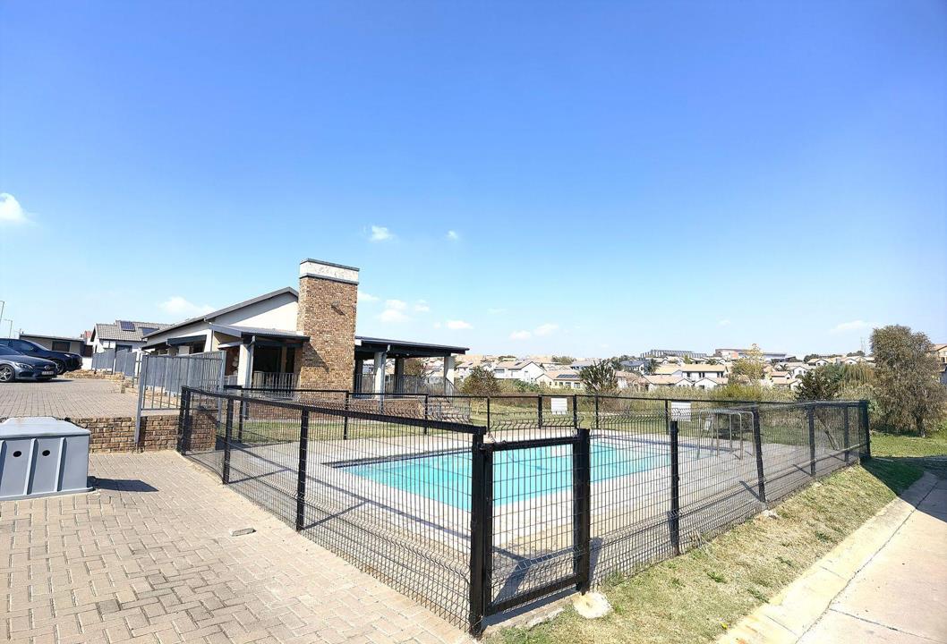 3 Bedroom House for sale in Kosmosdal - P24-117269657