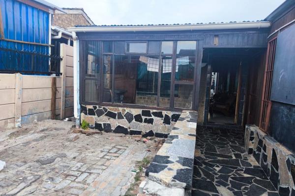 Spacious 3 bedroom house with  open plan lounge ,kitchen  and 3 fair size bedrooms .

It comes with an enclosed garage .
Enough parking ...