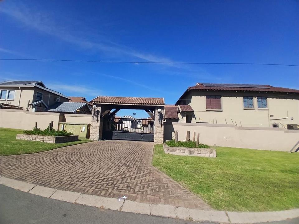 Family Townhouse in Greenhills with Pool and Garden in Greenhills, Randfontein