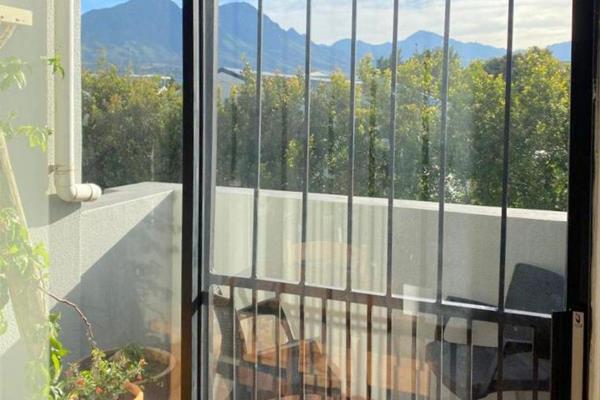 This lovely, neat as a pin, 1st floor apartment is centrally situated close to ...