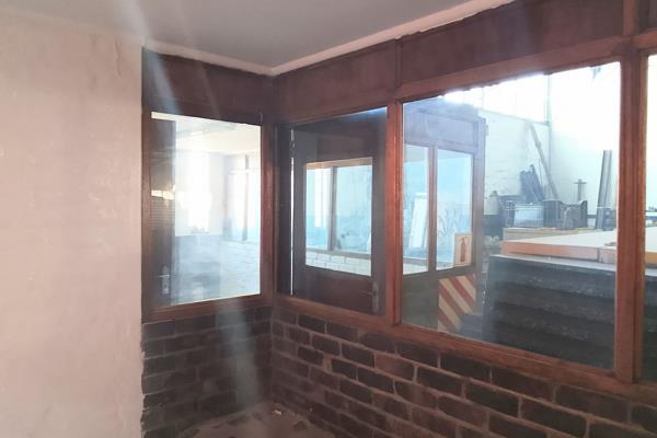 Excellent investment opportunity with a fully functional garage/workshop and additional vacant land for future development.

Property ...