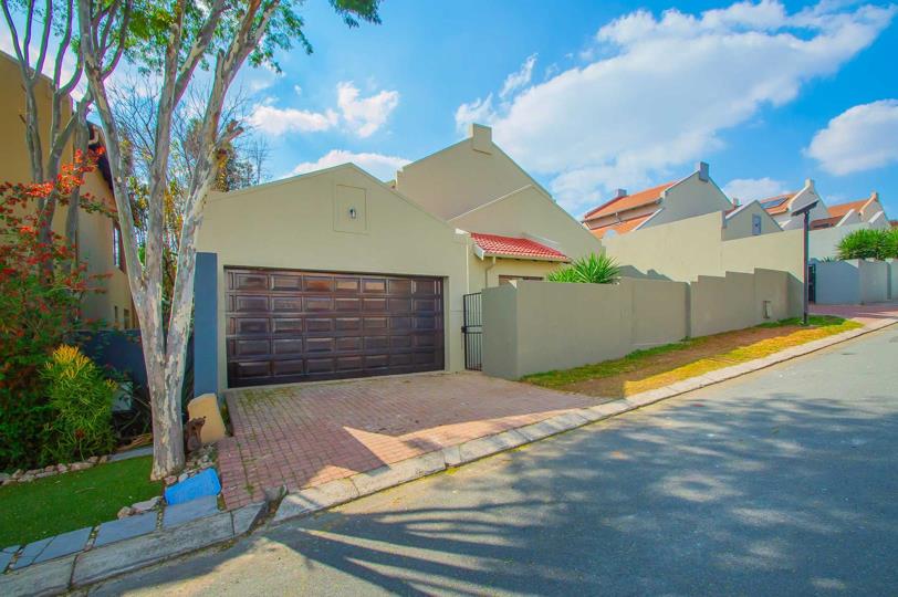 4 Bedroom Townhouse for sale in North Riding - 182 Derby Dr - P24-117283871