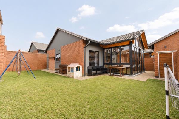kapi’s house 3 Bedroom House for sale in Olympus AH - Zomerlust, 2518 Midas