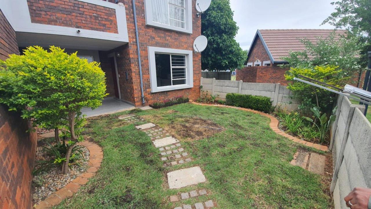 2 Bedroom Townhouse for sale in Glen Marais - 6 Dann Road - P24-117267141