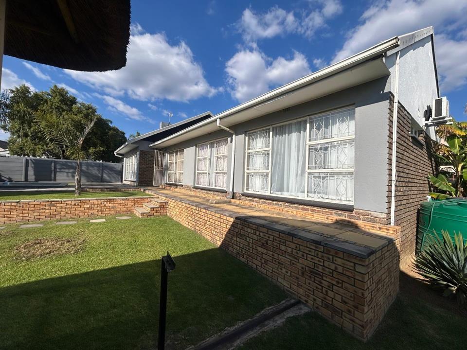 Bright family home with pool in Greenhills, Randfontein