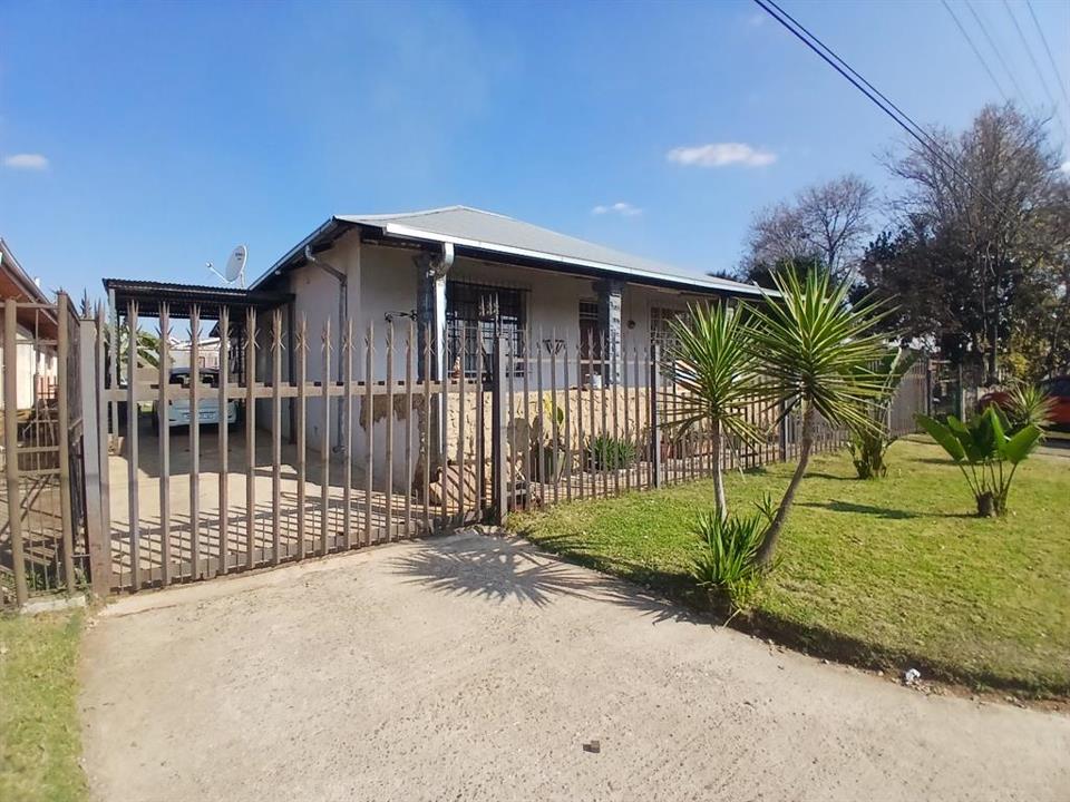 Charming Randgate Home with Pool and Braai in Randgate, Randfontein