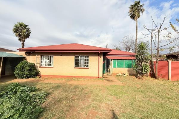 Bank Mandated Property. Neatly maintained 2 bedroom house nestled away in the serene side of Vanderbijlpark CW5. Ideal family home ...
