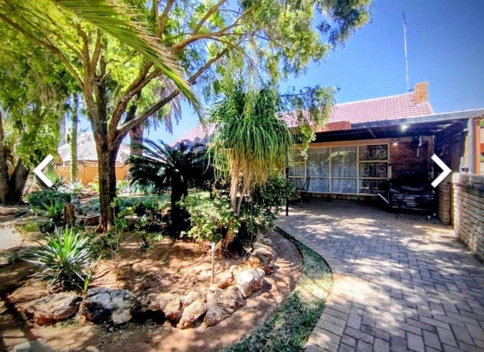 3 Bedroom House for sale in Stilfontein Ext 4 - P24-117291544