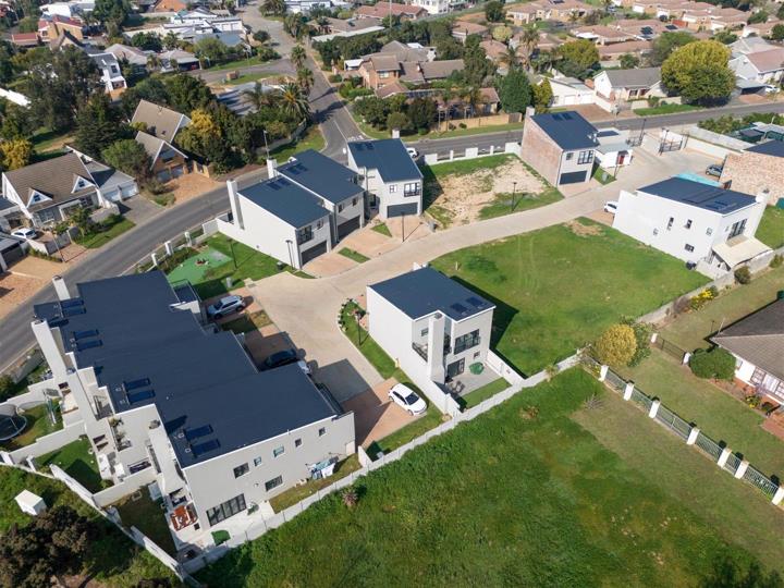 4 Bedroom Townhouse for sale in Langeberg Ridge - P24-110464564