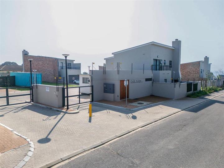 4 Bedroom Townhouse for sale in Langeberg Ridge - P24-111999300