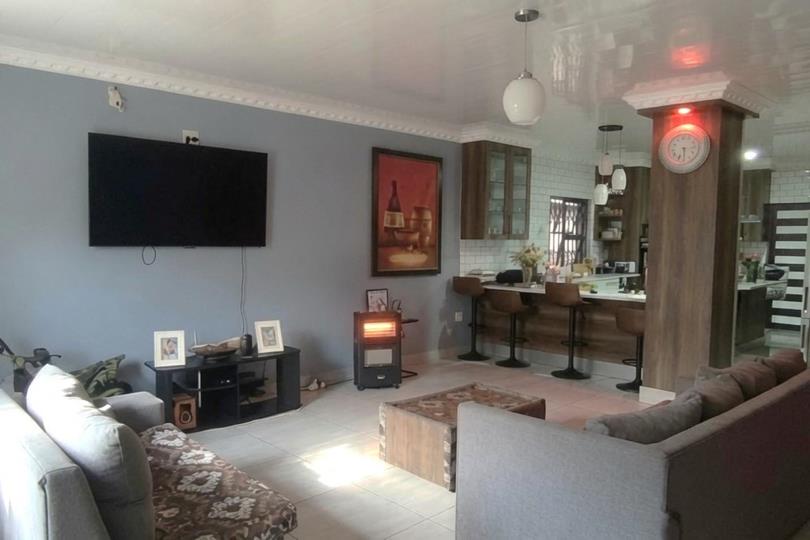2 Bedroom House for sale in Bronville - P24-117298018