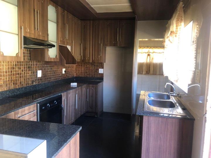 3 Bedroom House for sale in Rondebult - P24-117298569