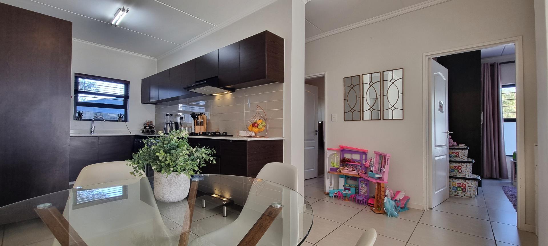 3 Bedroom Apartment / flat for sale in Greenstone Ridge - P24-117299715