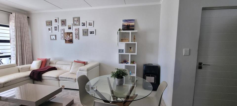 3 Bedroom Apartment / flat for sale in Greenstone Ridge - P24-117299715