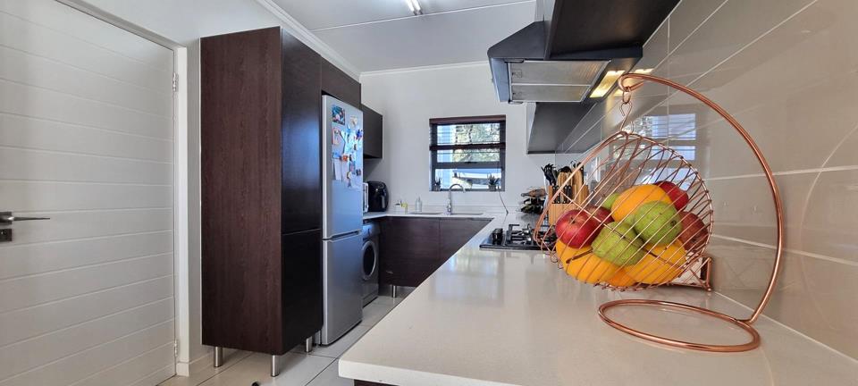 3 Bedroom Apartment / flat for sale in Greenstone Ridge - P24-117299715