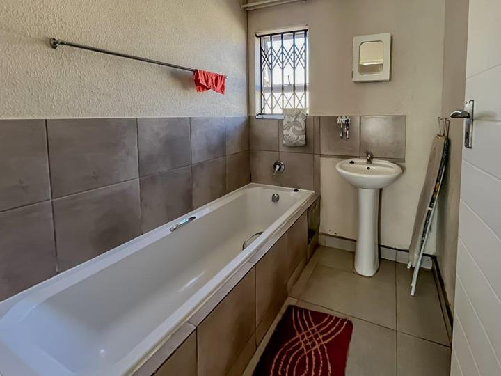 3 Bedroom House for sale in Modderbee - P24-117301694