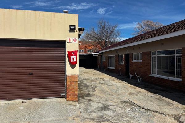This townhouse is walking distance from town...  
2 Bedrooms, Bathroom, spacious Lounge and Kitchen with lots of cupboards...
Single ...