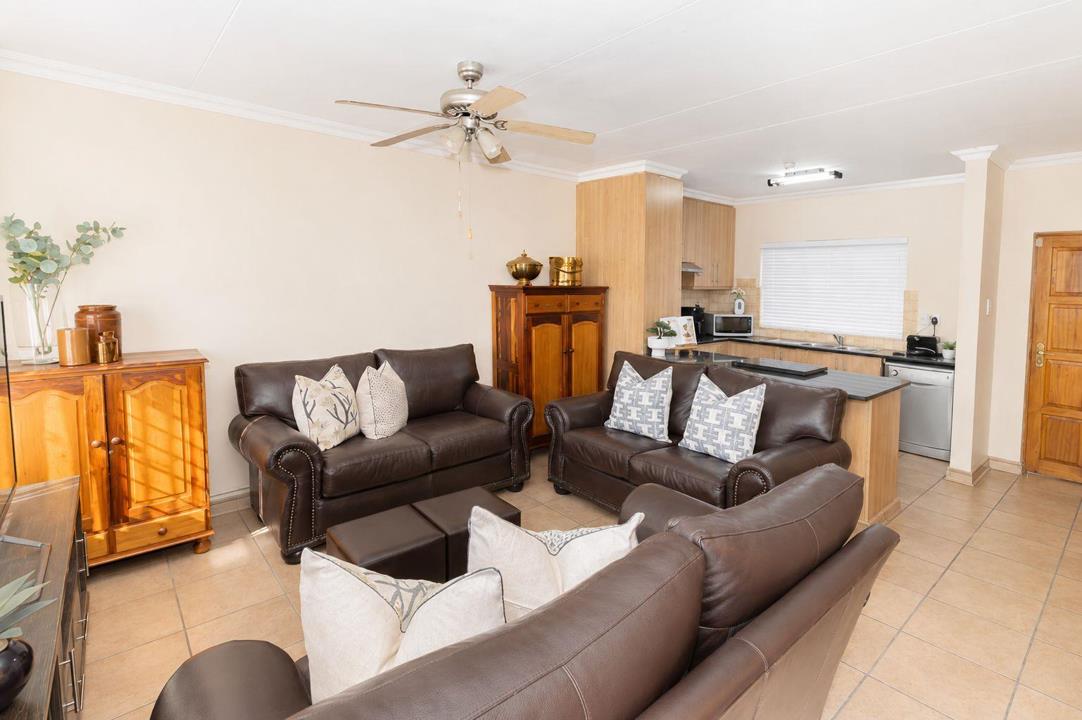 2 Bedroom Townhouse for sale in Langenhovenpark - 18 P J Schoeman Street - Bloemfontein