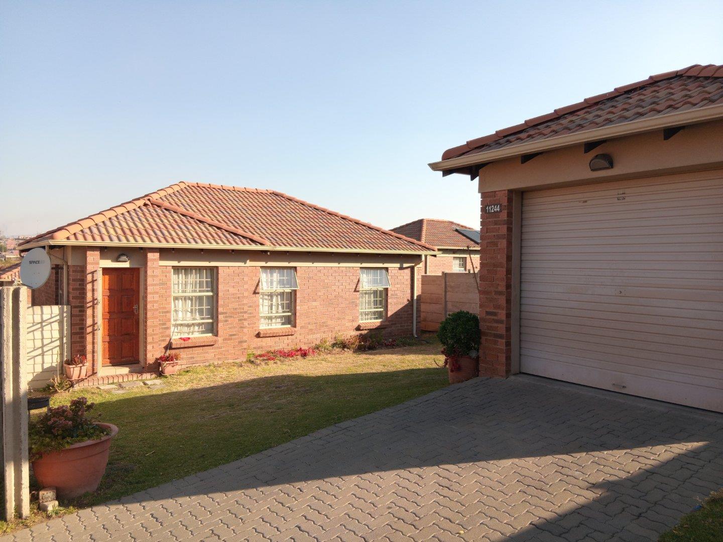 3 Bedroom House for sale in Thatch Hill Estate - 6726 Ndjele